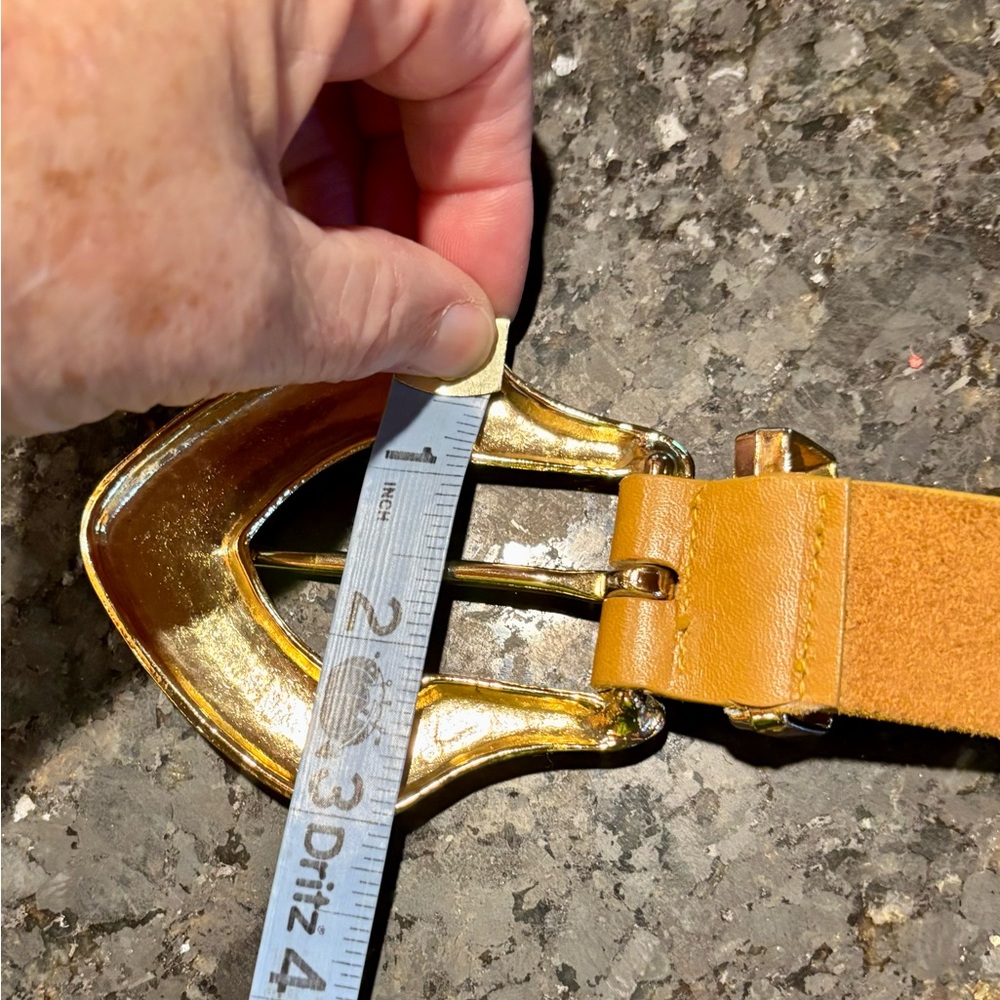 ⭐️VINTAGE Caramel Colored Leather Belt w/Large Gold-Tone Buckle & End Tip XS⭐️ - Picture 11 of 11